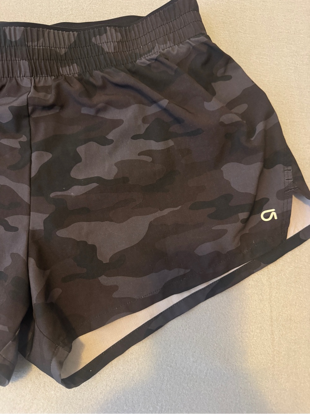 GAP Women's Black/ Gray Camouflage Athletic Shorts Size Medium - Picture 4 of 6